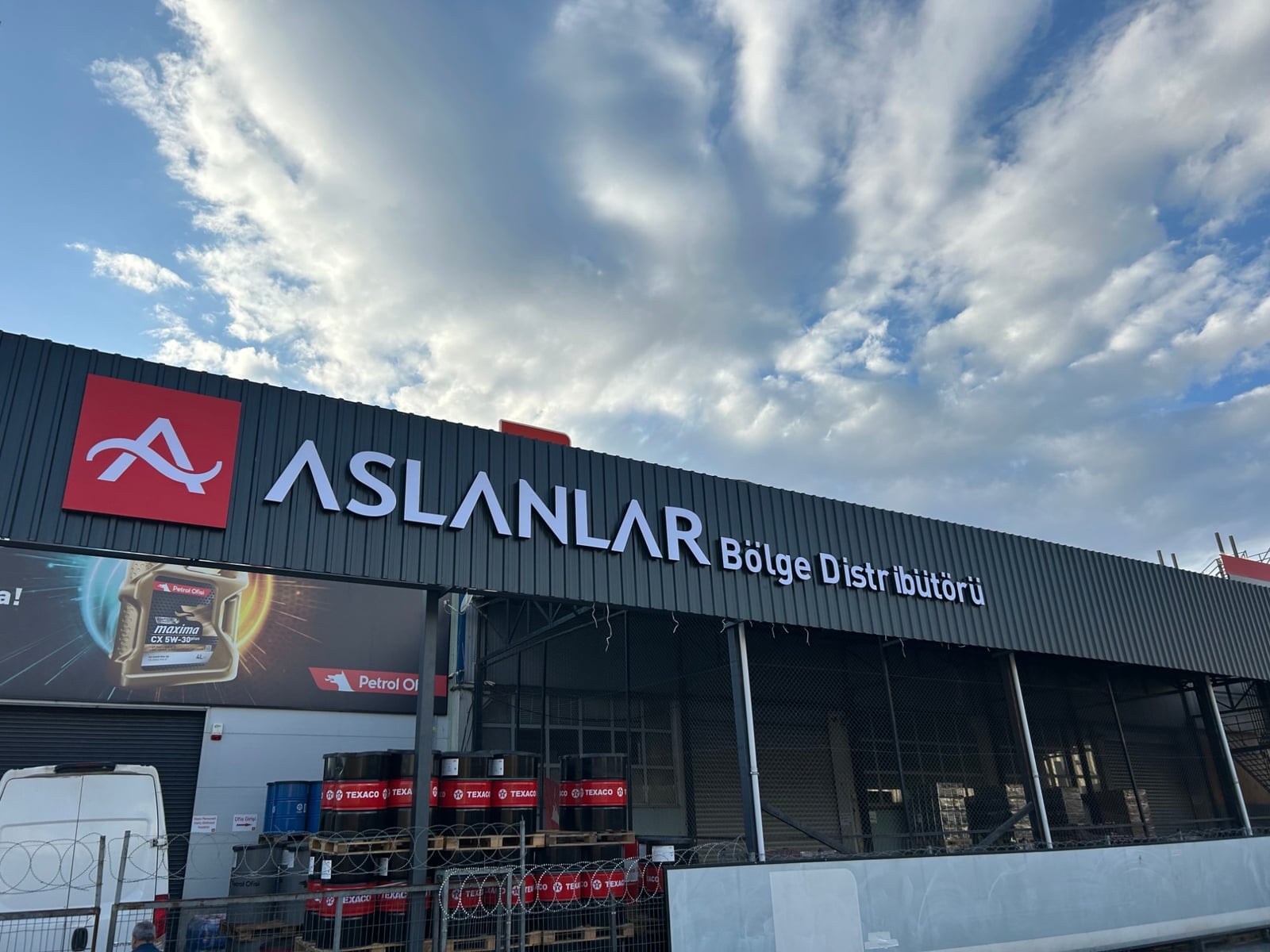 Aslanlar Bölge Distribütörü – alüminyum dekupe cephe tabelası uygulaması
