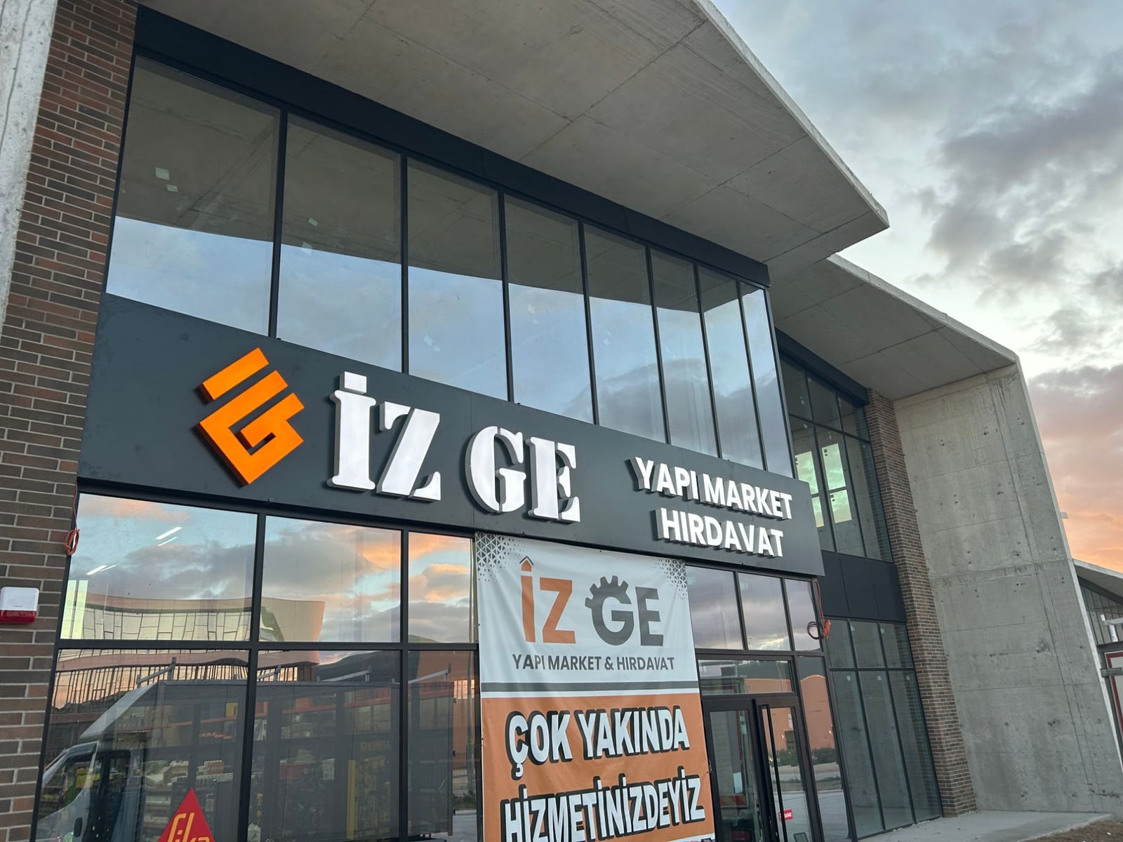 İZGE Yapı Market & Hırdavat – alüminyum dekupe cephe tabelası uygulaması